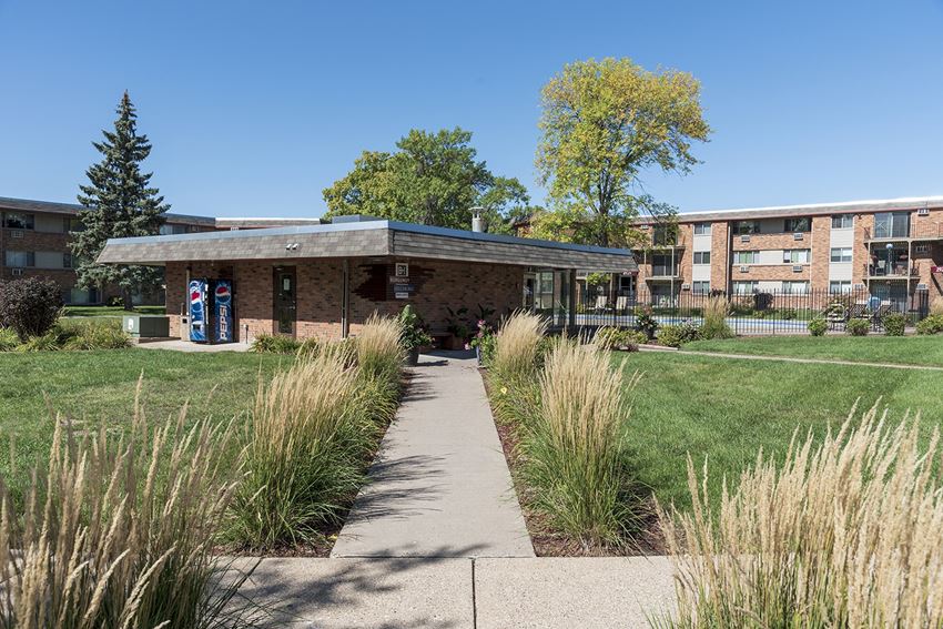 Burgundy And Hillsboro Apartments, 2911 Hillsboro Avenue North, New
